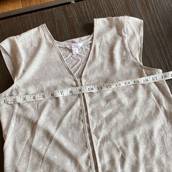 Camber & Grace ladies blouse - short sleeves and leaf print throughout. Size S - Picture 6 of 7